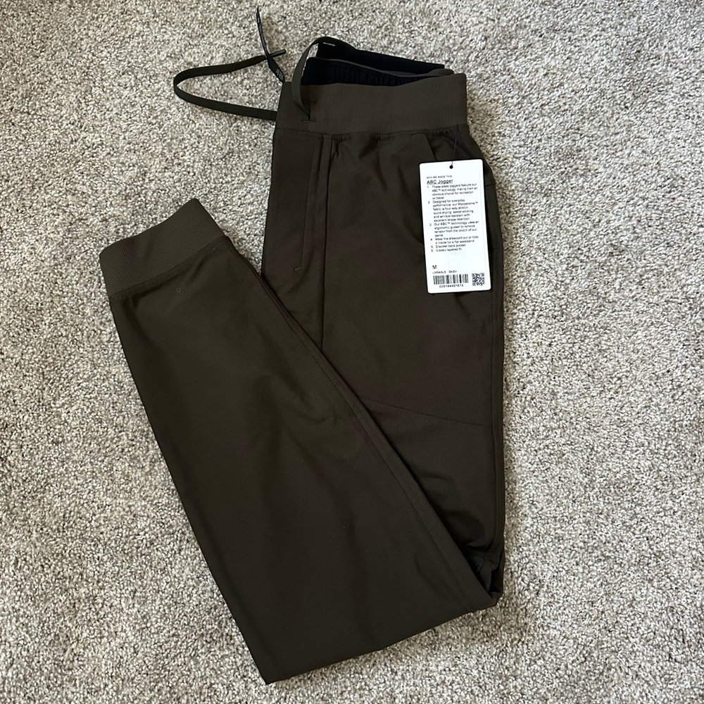 Brand new men’s lulu em on ABC Jogger. Never used all tags still on.